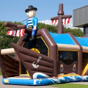 Die Ansicht der aufgebauten Hüpfburg "Piratenschiff"